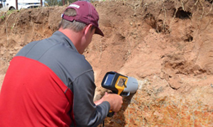 Portable x-ray fluorescence device in field use