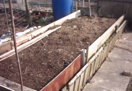 Raised garden bed